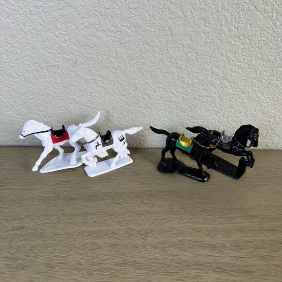 Set of 4 Plastic Horses – 1/32 Scale (Two Black & Two White) - Picture 1 of 4